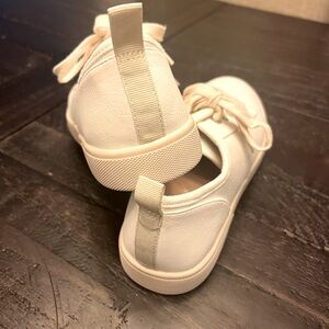 Vionic off white canvas tennis shoes, NEVER WORN.